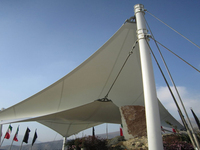 Structure de toit en membrane cantilever pour parc à thème, en tissu architectural PTFE avec éclairage dynamique pour spectacles nocturnes