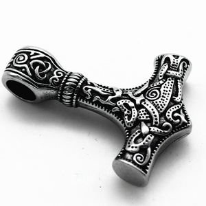 จี้รูปค้อนธอร์สไตล์เรโทรทำจากไทเทเนียมสตีล สร้อยคอแฟชั่นสำหรับผู้ชายและผู้หญิง เหมาะสำหรับนักขี่มอเตอร์ไซค์ ดีไซน์ทันสมัยและมีเสน่ห์ - Product Image 4