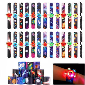 Bracelet lumineux LED à succès <span class=keywords><strong>pour</strong></span> enfants, bracelet lumineux en plastique Pop It, fidget spinner, cadeaux de fête d'anniversaire - Product Image 5