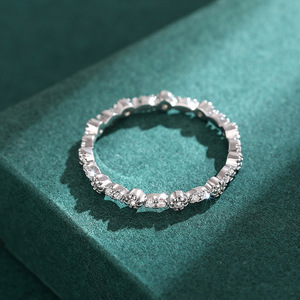 Anello Minimalista con Zirconi, Elegante Accessorio Quotidiano per Donne, Design Moderno e Semplice - Product Image 6