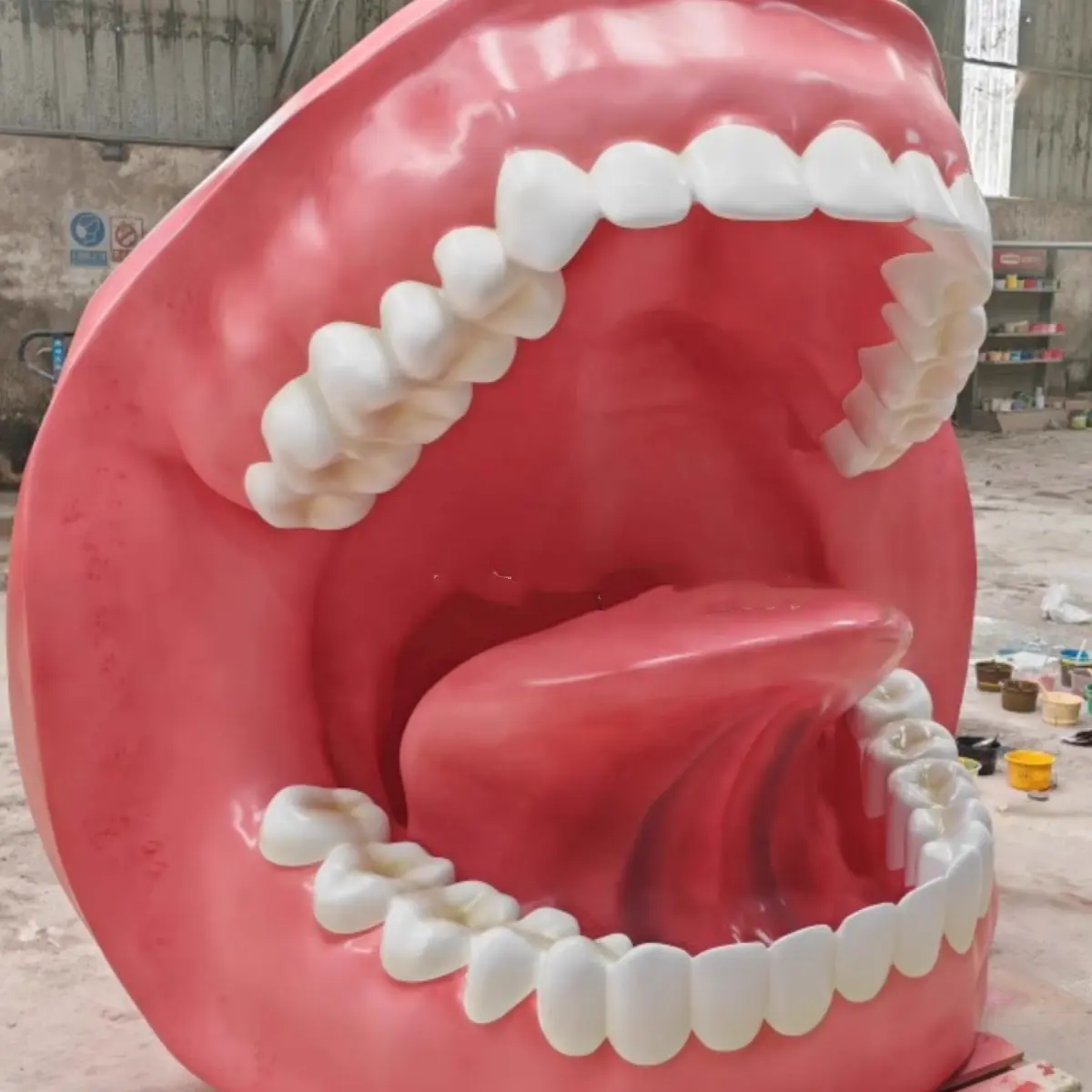 Op Maat Gemaakte Gigantische Outdoor Cartoon Hars Standbeeld Glasvezel Tand Sculptuur Voor Tandheelkundige Kliniek Decoratie