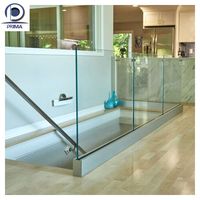 Rampe en verre sans cadre Prima avec un aspect moderne pour les projets de balcon, de terrasse et d'escalier
