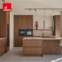 Cuisine élégante Alland avec une harmonie raffinée, armoire de cuisine en placage de chêne chaud avec îlot intégré à lattes arrondies