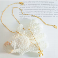 Collier fantaisie plaqué or avec pendentif nœud papillon rond et perles imitation de haute qualité – Accessoires de mode pour femme en gros