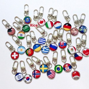 Porte-clés en métal avec pendentif drapeau de football en acier inoxydable, idéal comme cadeau - Product Image 1