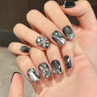 Faux ongles à presser pour femmes, noirs et argentés, carrés moyens, effet œil de chat, avec perles de cristal chromées et fleurs, pour un style gothique, luxueux et glamour.