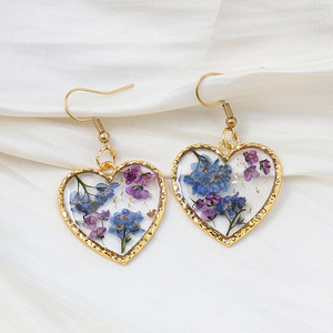Pendientes Colgantes de Corazón con Flores Prensadas de Margarita y Diente de León Encapsuladas en Resina Dorada, Aretes de Moda para Mujer - Product Image 5