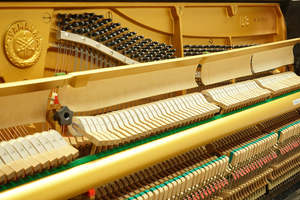 Piano à clavier Yamaha d'occasion U1H à revêtement émaillé noir finition miroir - Product Image 4