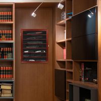 Cadre d'exposition en bois à haute protection UV avec système de verrouillage sécurisé, idéal pour la collection et la préservation de couteaux de poche