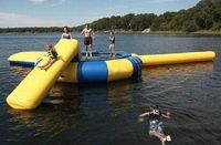 Trampolines aquatiques gonflables Aqua Jump avec toboggan pour parc d'attractions