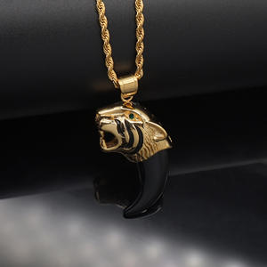 Potente e Maestoso Accessorio di Gioielleria Esotica, Ciondolo a Forma di Dente di Lupo Verde in Tono Oro, Artiglio di Tigre per Uomo - Product Image 2