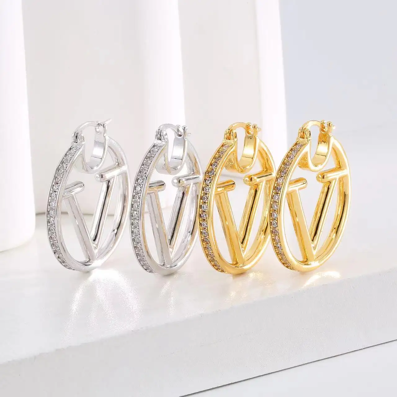 Nieuwe Luxe Mode Ontwerper Premium Stijl 18K Gouden Letter V Oorbellen Hoepel Kristallen Oorbellen Sieraden Voor Vrouwen