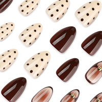 Ongles à presser ovales ton caramel-brun, motif pois crème-blanc, fleur blanche 3D, décor perles dorées, style français, longueur courte, ongles vintage