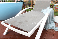 Chaise longue de luxe moderne d'extérieur à dossier haut pour bord de piscine, en plastique blanc avec structure métallique, idéale pour hôtels et villas