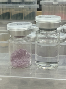 Poudre de peeling bio pour le visage à base d'éponges colorées, de micro-aiguilles et d'acide hyaluronique pour le traitement de l'acné, la réduction de la pigmentation et des rides - Product Image 5