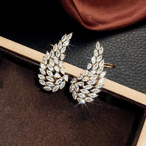 Orecchini a polsino con foglia dorata e strass di cristallo a taglio marquise per donna, stile romantico da festa, gioielli alla moda in lega placcata oro - Product Image 6