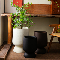 Ensemble de pots à plantes sur piédestal en forme de gobelet, crème, chocolat, noir, pour une décoration moderne et rustique de la maison