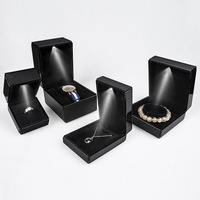 Boîte d'emballage pour bijoux en gros avec logo personnalisé d'usine, éclairage blanc, pour boucles d'oreilles, colliers, bracelets, et boîte à bijoux noire avec anneau LED