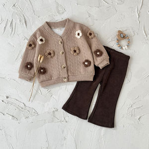 Herbst/Winter Mädchen-Set mit Dreidimensionaler Blumenjacke & Ausgestellter Hose mit Gestrickter Strickjacke - Product Image 6