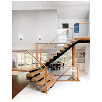 Escalier central moderne sur mesure avec structure en acier, marches en bois et garde-corps en verre trempé