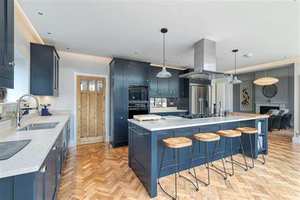 Meuble de cuisine tout en bois personnalisable pour toute la maison, avec armoire à vin de table et vitrine, produit du fabricant de Hangzhou - Product Image 4