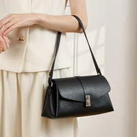 Sac à main en cuir minimaliste pour femme, sac à bandoulière à rabat structuré, sac à bandoulière avec fermoir métallique, fabriqué sur mesure