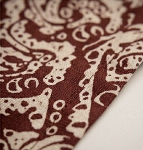 ผ้าพิมพ์ลายเรขาคณิตนามธรรมสีแดงคุณภาพดีเยี่ยม เนื้อผ้าวิสโคสเครปเนื้อนุ่มพลิ้วเบาสบาย ระบายอากาศได้ดี เหมาะสำหรับตัดเย็บเสื้อผ้าฤดูร้อน - Product Image 6