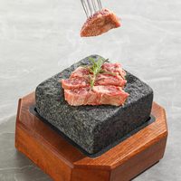 Assiette en pierre naturelle de haute qualité pour servir des steaks à la maison, au restaurant, avec base en bois, également utilisable comme bol à soupe.