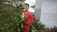 Marionnette Raptor réaliste à rayures vertes et jaunes
