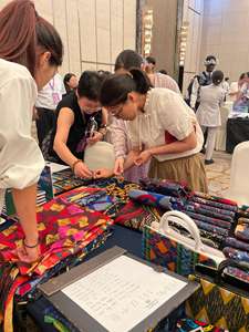 Bolso de Mujer Hecho a Mano en Zambia, Marca MNAK, con Cierre de Cordones, Estilo Nacional - Product Image 2