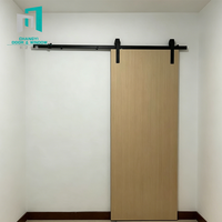 Porte coulissante rustique en chêne massif pour chambre de ferme, avec kit complet de quincaillerie de rail coulissant en acier au carbone noir