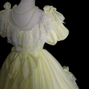 Robe de soirée de mariage vintage moderne, style princesse royale, en satin jaune, avec dentelle blanche, longueur au sol, col bateau, manches courtes, grand nœud - Product Image 5