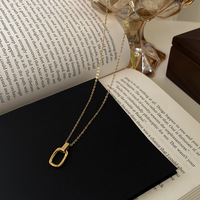Collier de luxe discret et inaltérable, en or 18 carats, avec pendentif simple à double anneau géométrique et chaîne de clavicule