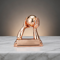 Trophée de football en résine sur mesure fabriqué par le fabricant, idéal pour les événements sportifs et peut servir de souvenir ou de cadeau