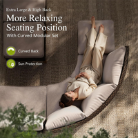 Hochwertiges Halbmond-förmiges PE-Rattan Outdoor-Sofa-Set mit Zwei Ottomanen für Garten und Poolbereich