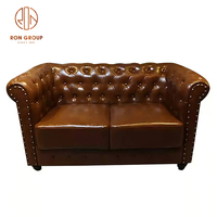 Ensemble de mobilier de restaurant commercial, canapé en cuir marron, banquette capitonnée et table à manger en bois pour café et salon de thé
