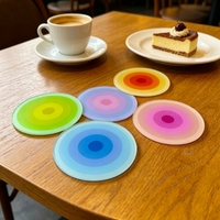 Sous-verres circulaires pour tables, bureaux et salles de thé. Tasses à café et gobelets à eau avec isolation thermique pour les dessus de table.