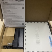 Routeur Sans Fil Mikrotik HAP RB951Ui-2nD ROS Alimenté par POE, 100 Mégabits, 2.4G Bi-Bande avec Double Antenne et Prise en Charge Bi-Bande