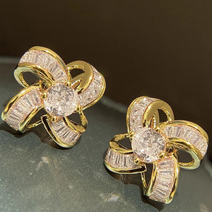 Eleganti Orecchini a Perno con Zirconi Floreali, Gioielli di Lusso Minimalista per Donna, Uso Quotidiano, Regalo Chic - Product Image 6