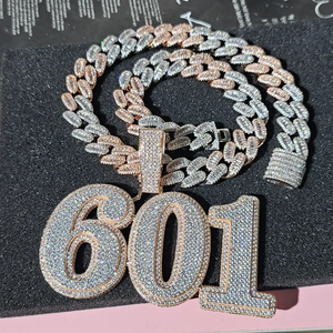 Pendentif moderne plaqué or avec finition argentée, charme effet diamant pour événements de mode et tenues décontractées - Product Image 5