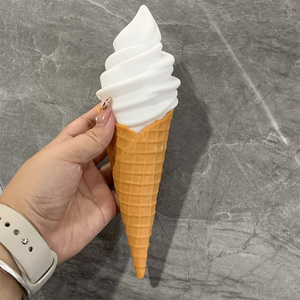 Modèle de cornet de gaufre artificiel de 22 cm (8,6 po) couleur chocolat et vanille, pour la présentation en chariot alimentaire, la publicité et le jeu - Product Image 3
