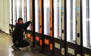 XYスモールマキナエクスペンデドラ食品および飲料コンボ自動販売機 - Product Image 3