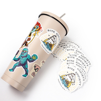 Fabricant d'autocollants pour bouteilles avec impression personnalisée autocollants imperméables pour étiquettes de bouteilles en vinyle autocollants découpés avec logo livraison rapide