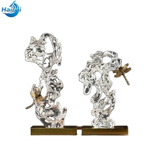 Escultura Moderna de Libélula en Resina Transparente, Figura Decorativa Pintada a Mano para el Hogar - Product Image 1
