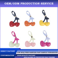 Breloque de sac en cuir cerise personnalisée OEM/ODM avec logo, vente en gros, porte-clés de luxe en forme de fruit, pendentif de sac à main, accessoires de mode pour boutique