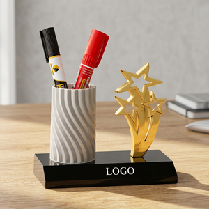 Trophée Étoile avec Porte-Stylo Plaqué Or Modèle 181 – Article de Bureau Décoratif Durable et Portable, Gravure par Coulée - Product Image 1