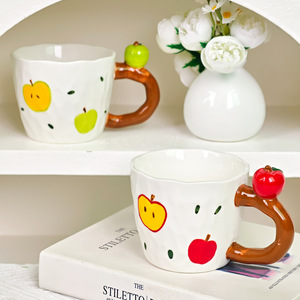 Taza de Café de Cerámica con Diseño Creativo Estilo InS, Color Subesmaltado, Producto Nuevo, Hecha y Pintada a Mano, con Diseño de Manzana para el Hogar - Product Image 3