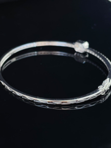 กำไลข้อมือเพชรแท้ทรงเหลี่ยมมรกต Xinfly ทองคำแท้ 18K รับรองโดย GIA ระดับ E SI1 น้ำหนัก 0.30 กะรัต รวมน้ำหนักเพชร 1.30 กะรัต เครื่องประดับระดับไฮเอนด์สำหรับการลงทุน - Product Image 5