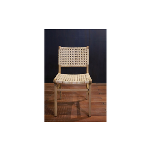 Experimente la elegancia moderna con la silla de ratán Sabang, hecha a mano con ratán bien pulido y madera de teca resistente, 50x60x88 cm. - Product Image 1