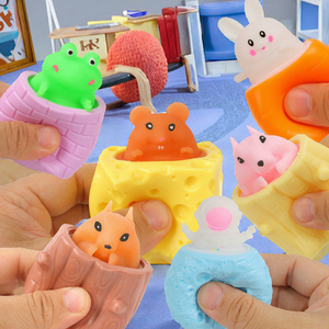 Jincan Merrycoo Magic Squirrel Cup, Juguete Antiestrés de Ratón con Queso para Apretar, Material TPR, Unisex, Edad 5-7 Años - Product Image 5